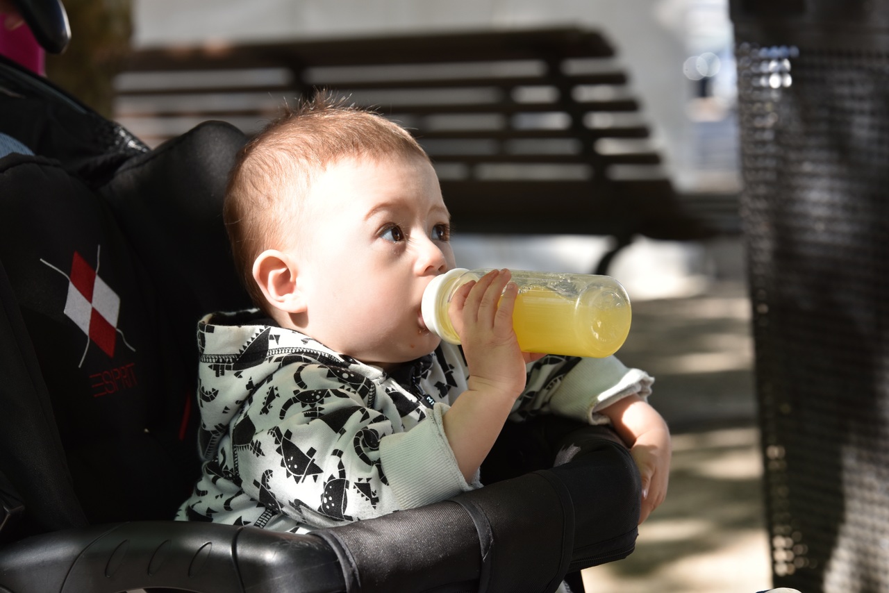 Los peligros del zumo envasado para la higiene bucodental de los niños