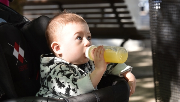 Los peligros del zumo envasado para la higiene bucodental de los niños